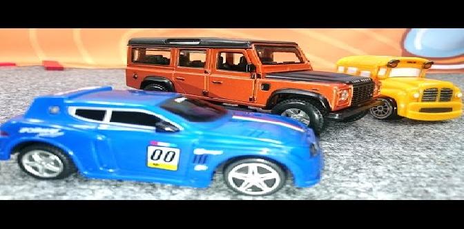 Смотреть Басси и спиди собирают Land Rover Defender - Игрушечные машинки для детей бесплатно