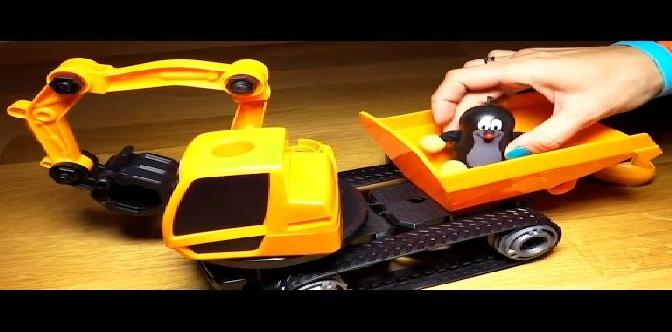 Смотреть Кротик из мультфильма - мультик про машинки - строим замок из песка бесплатно