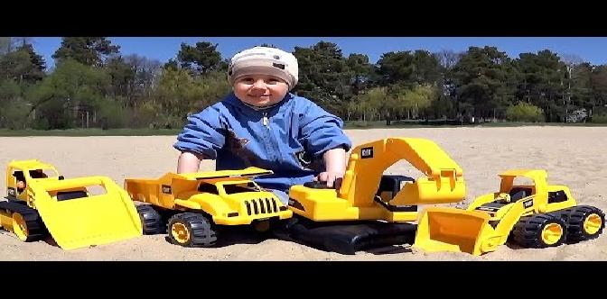 Смотреть Машинки на песке и малыш Даник - Играем рабочими грузовыми машинками бесплатно