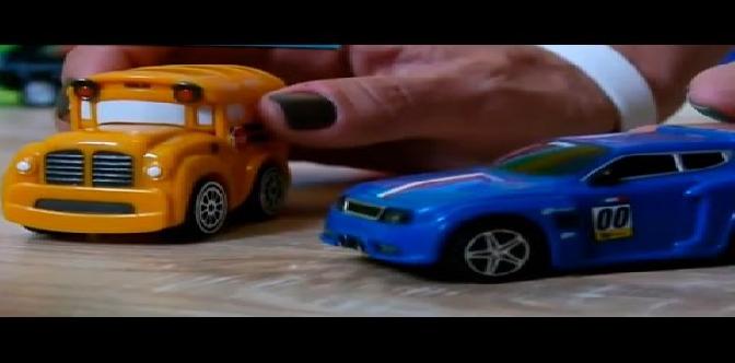 Смотреть Мультфильмы про машинки - гоночная машинка на заправке - игрушечная трасса для машин бесплатно