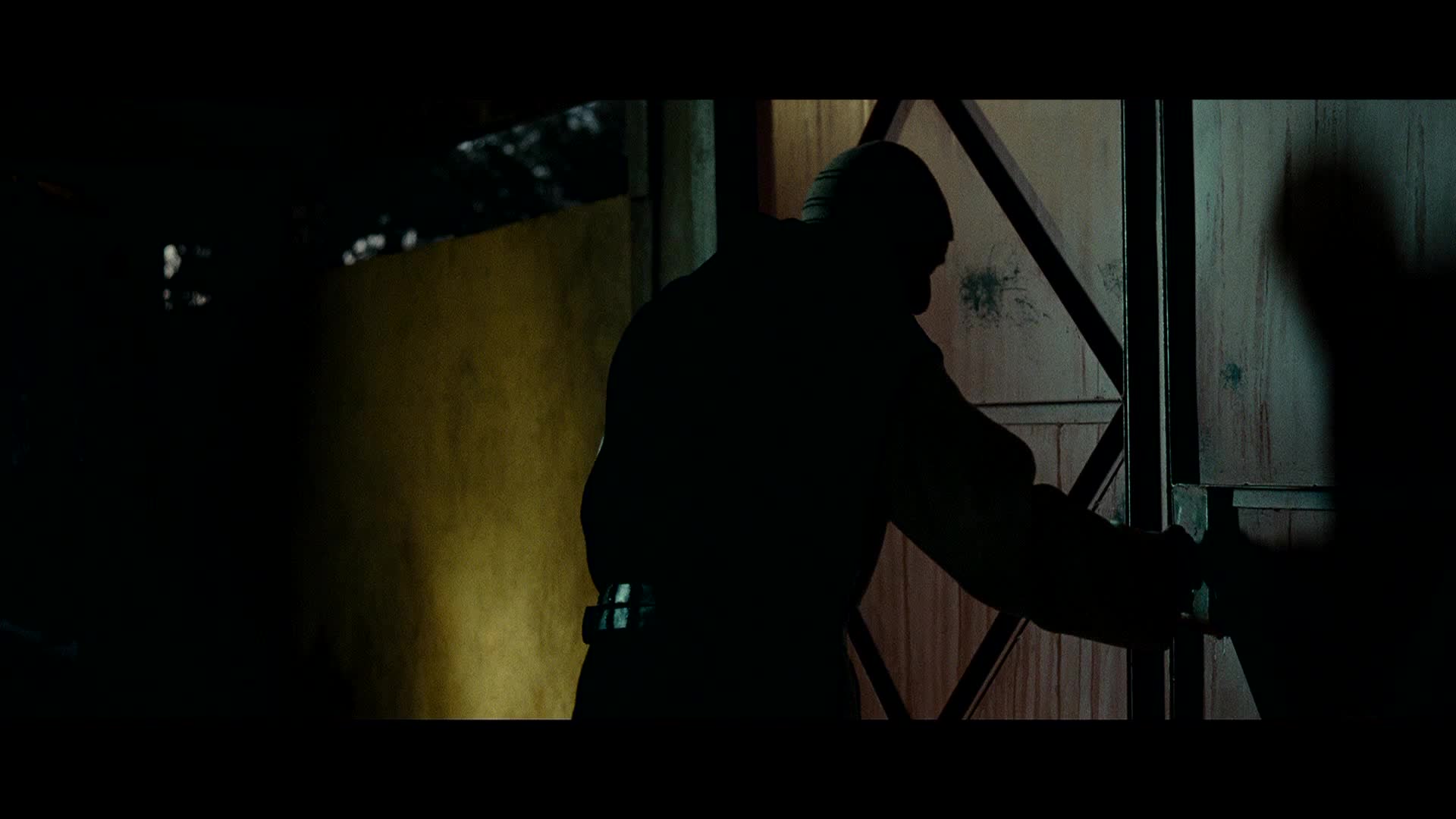 Смотреть О людях и богах бесплатно