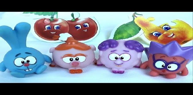 Смотреть Смешарики собирают фрукты и ягоды - Развивающее видео с игрушками бесплатно
