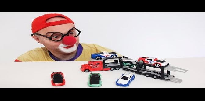 Смотреть Видео для детей. Подарок на 23 февраля. Игрушечный автовоз и машинки от Маши клоуну Диме бесплатно