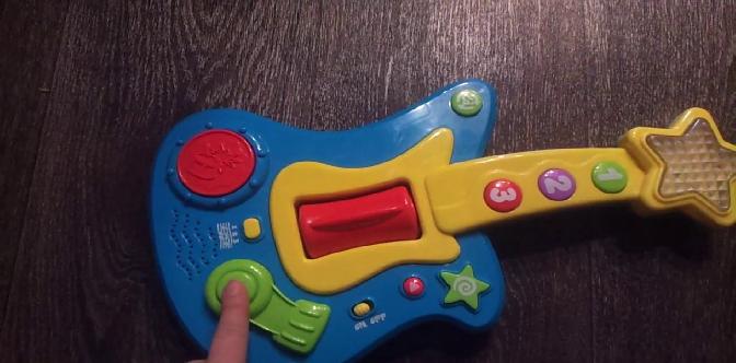 Смотреть Видео обзоры игрушек -  Гитара BabyGo бесплатно